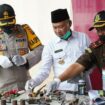 Bupati OKUT Bersama Forkompinda Musnahkan Barang Hasil Kejahatan di Wilayahnya (Dok. Humas OKUT)