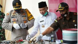 Bupati OKUT Bersama Forkompinda Musnahkan Barang Hasil Kejahatan di Wilayahnya (Dok. Humas OKUT)