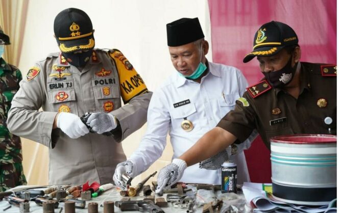 
					Bupati OKUT Bersama Forkompinda Musnahkan Barang Hasil Kejahatan di Wilayahnya (Dok. Humas OKUT)