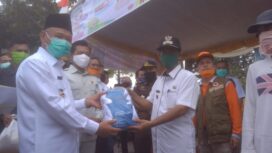 bupati okut, kholid mawardi bagikan masker se kecamatan di okut (Humas OKUT)
