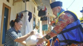 Bupati OKUT Kholid Berikan Bantuan Kepada Warga yang Terdampak Banjir (Dok. Humas OKUT)