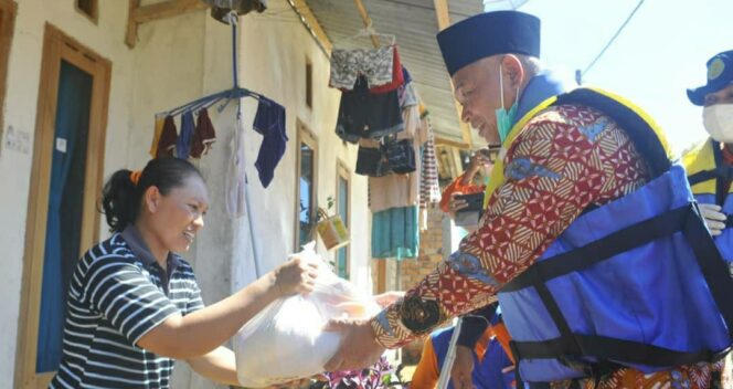 
					Bupati OKUT Kholid Berikan Bantuan Kepada Warga yang Terdampak Banjir (Dok. Humas OKUT)