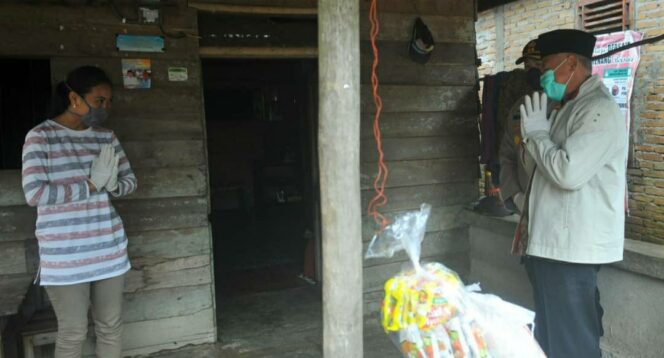 
Bupati OKUT Kholid Berikan Sembako Bagi Warganya (Dok. Humas OKUT)