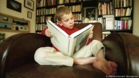 Seorang Anak Laki-laki Sedang Membaca Buku (Dok. Istimewa)