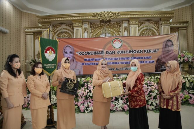 
					Ketua DWP Sumsel Sumringah Terima Kunjungan DWP Sumbar