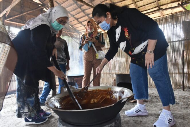 
					Feby Deru Tinjau Proses Pembuatan Gula Aren “Wak Uban”