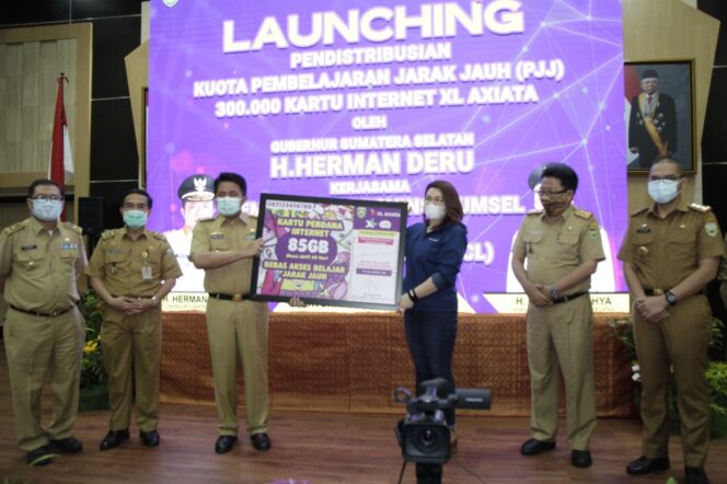 
Gandeng XL, Herman Deru Kembali Bagi-Bagi Kouta Internet Gratis