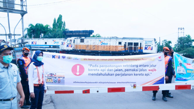 
PT KAI Sosialisasi Keselamatan di Perlintasan Kereta Api