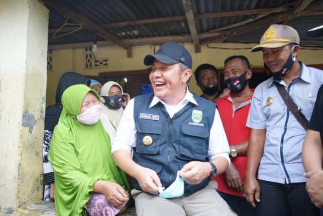 
Herman Deru Bangun Kembali 5 Rumah Warga Korban Banjir Bandang di Muara Enim