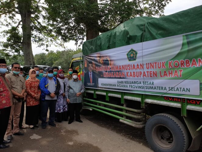 
Kemenag Sumsel Serahkan Bantuan Korban Kebakaran di Lahat