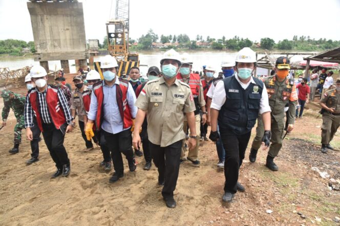
15 Tahun Mangkrak, Herman Deru Tuntaskan Jembatan Rantau Bayur