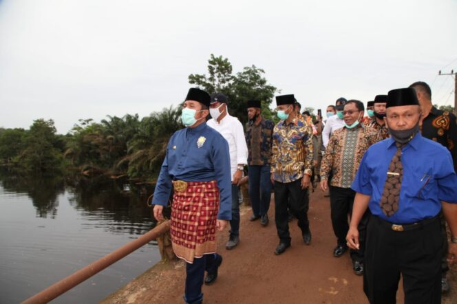 
Herman Deru Tinjau Pembangunan Jembatan Air Kumbang