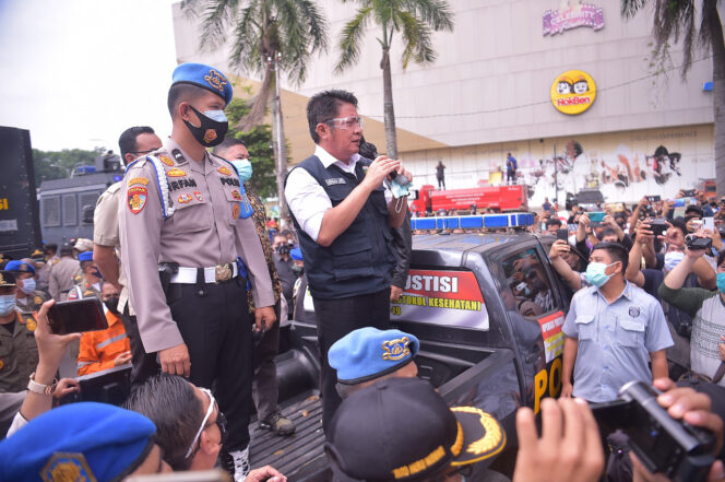 
Herman Deru Tenangkan  Peserta Aksi Solidaritas Buruh di Kantor DPRD Sumsel
