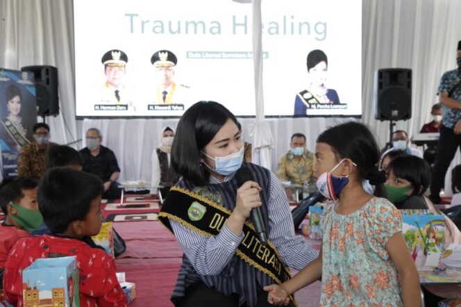 
Duta Literasi Sumsel Berikan Trauma Healing Kepada Anak-Anak Korban Kebakaran