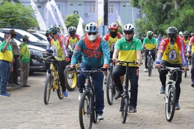 
Rayakan HAORNAS, Bupati Muba DRA Gowes Sepeda