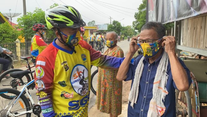 
Apriyadi Tegur Keras Pekerja di Jalan Tak Pakai Masker