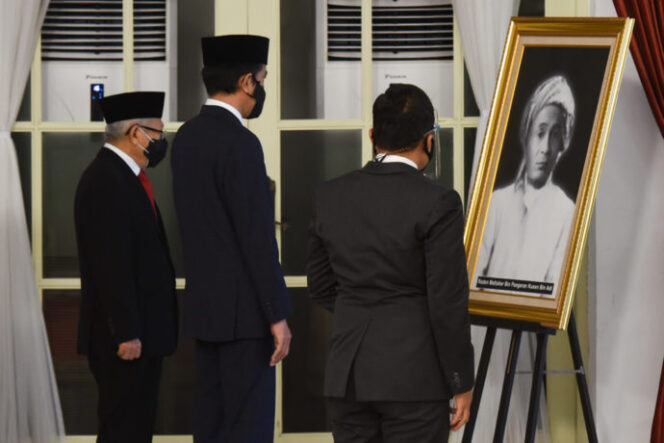 
Jokowi Anugerahkan Gelar Pahlawan Nasional Pada 6 Tokoh