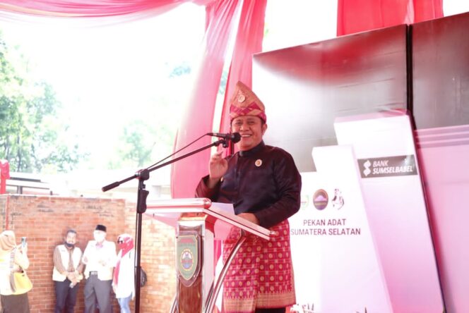 
Buka Pekan Adat, Herman Deru  Bacakan Sajak Taman Sri Ksetra