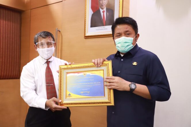 
Herman Deru Terima Piagam Penghargaan dan Plakat Capaian WTP Lima Kali Berturut-Turut