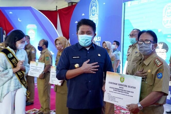 
					Herman Deru: Gemar Membaca  Kunci Kesuksesan