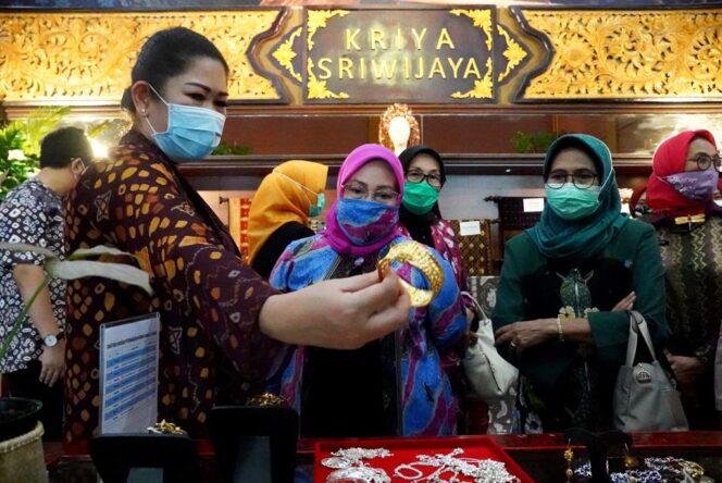 
					Feby Deru Pamerkan Koleksi Kriya Sriwijaya Kepada Ketum Dharmayukti Karini