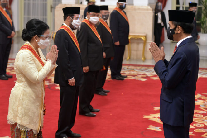 
Jokowi Anugerahkan Tanda Jasa dan Tanda Kehormatan pada 71 Tokoh