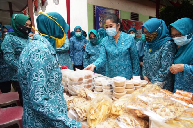 
Feby Deru Lakukan Penilaian Lomba Hatinya PKK Tingkat  Sumsel