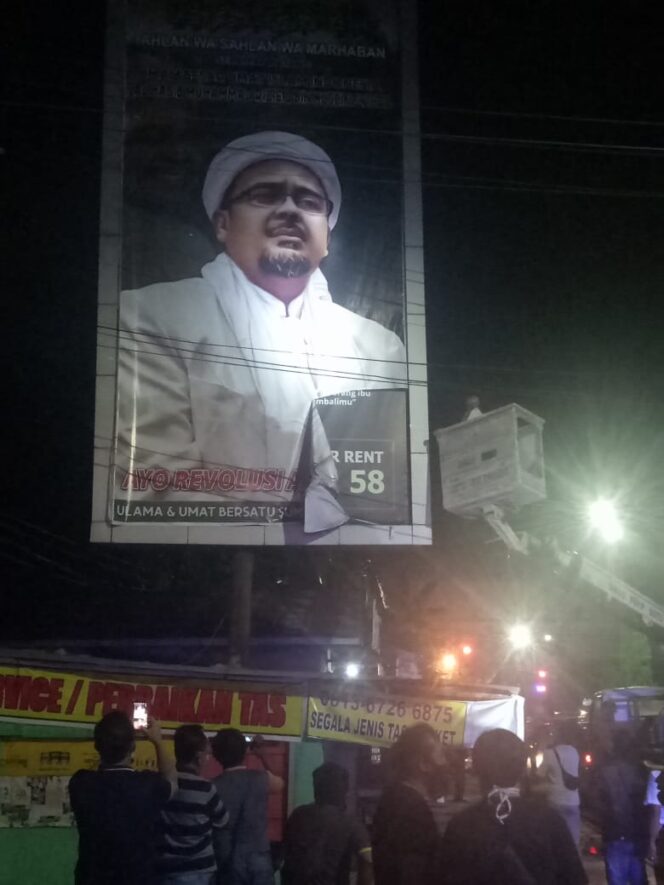 
Baliho Imam Besar FPI Habib Rizieq Shihab di Bongkar (Dok. Istimewa) 