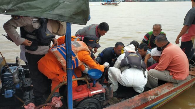 
					Suasana Saat Tim SAR evakuasi Korban di Sungai Musi Palembang (Dok. Tim SAR) 
