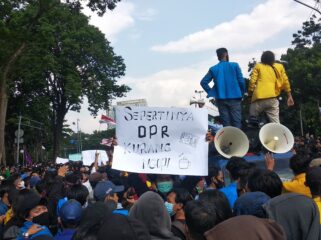 Aksi Demo Penolak UU Omnibus Law di Gedung DPRD Sumsel (Dok.Urban Id) 