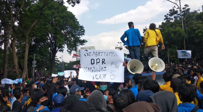 Aksi Demo Penolak UU Omnibus Law di Gedung DPRD Sumsel (Dok.Urban Id) 