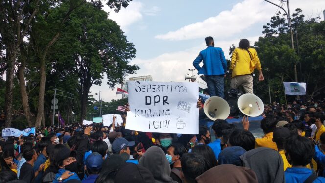 
Aksi Demo Penolak UU Omnibus Law di Gedung DPRD Sumsel (Dok.Urban Id) 