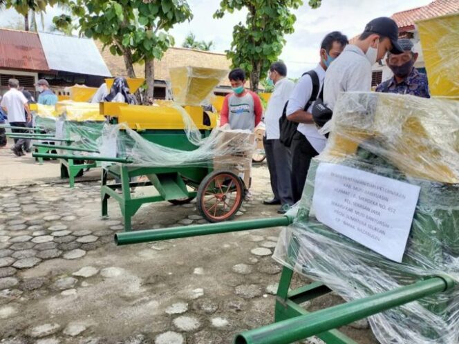 
Kelompok Tani Muba Terima 11 Unit Mesin Perontok Jagung