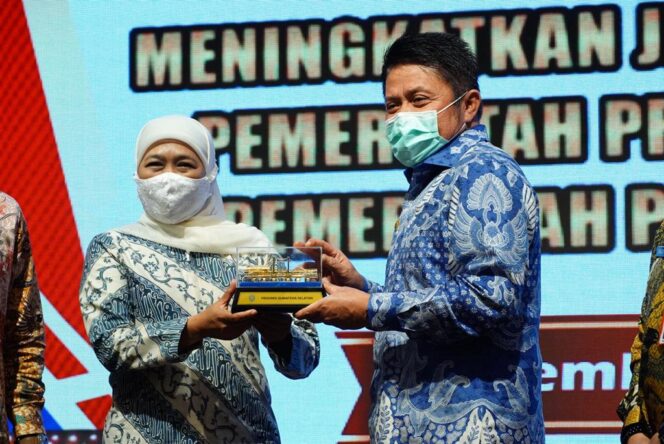 
Herman Deru-Khofifah Teken MoU Kerjasama Misi Dagang dan Investasi