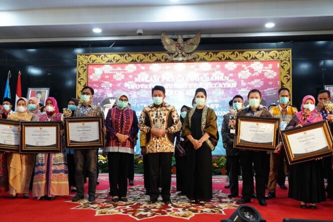 
					Herman Deru Berikan Penghargaan Untuk Inovator Lokal