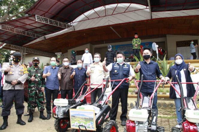 
					Herman Deru Bantu 150 Set Alsintan Untuk Petani Sayur Kota Pagaralam