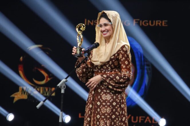 
					Thia Yufada Raih Penghargaan Inspiring Figure Moeslim Nasional