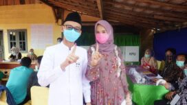 Cabup Oku Timur Yudha bersama istri usai mencoblos di TPS (Dok. Urban Id) 