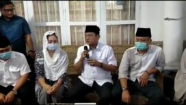 Paslon no Urut satu Enos - Yudha Saat Berikan Statmen Atas Unggulnya Suara Dari Rivalnya (Dok. Urbaningrum Id) 