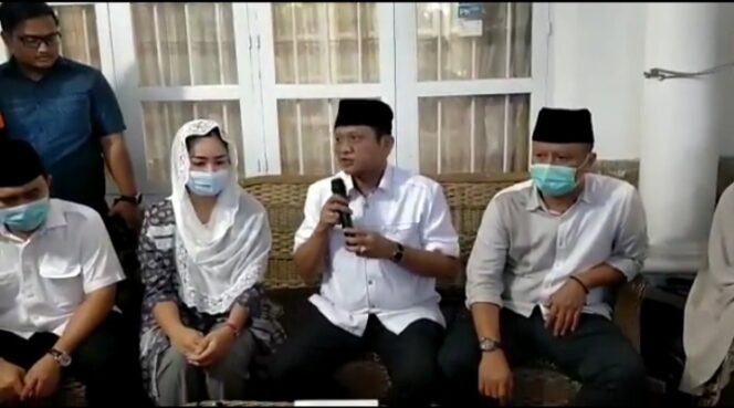 
					Paslon no Urut satu Enos - Yudha Saat Berikan Statmen Atas Unggulnya Suara Dari Rivalnya (Dok. Urbaningrum Id) 
