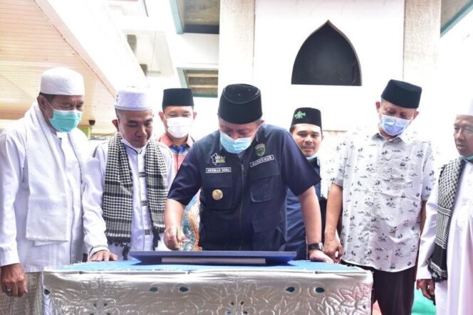
					Herman Deru Resmikan Menara Masjid Husnul Khotimah