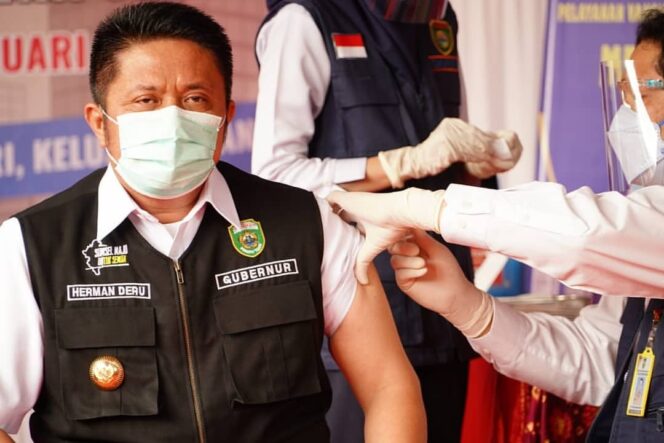 
Tepati Janji, Herman Deru Jadi Orang Pertama di Sumsel Yang di Suntik Vaksi Covid-19