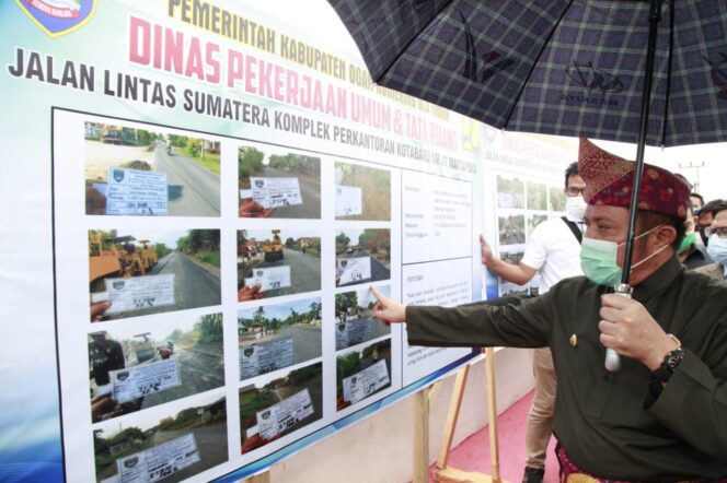 
					Bertepatan HUT OKU Timur Ke-17, Herman Deru Resmikan 70 Bangunan Infrastruktur
