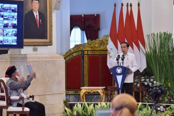 
Jokowi Serahkan Sertifikat Tanah Untuk Rakyat Se-Indonesia