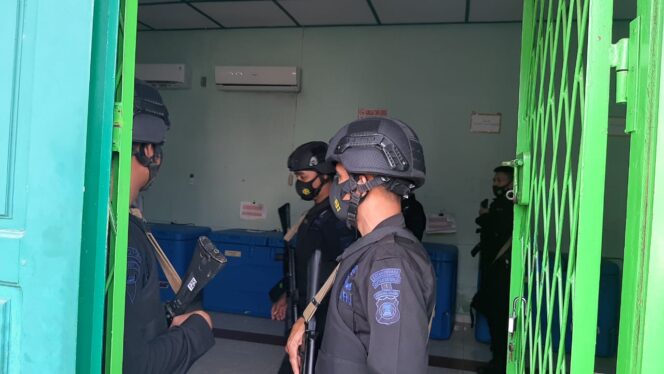 
					Puluhan Brimob Menjaga Vaksin Sinovac COVID-19 di Gudang Dinkes Sumsel (Dok. Urban. Id) 