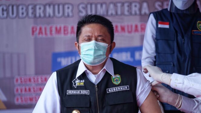 
					Suasana Gubernur Sumsel Herman Deru Lakukan Vaksin COVID-19 (Dok. Urban. Id) 