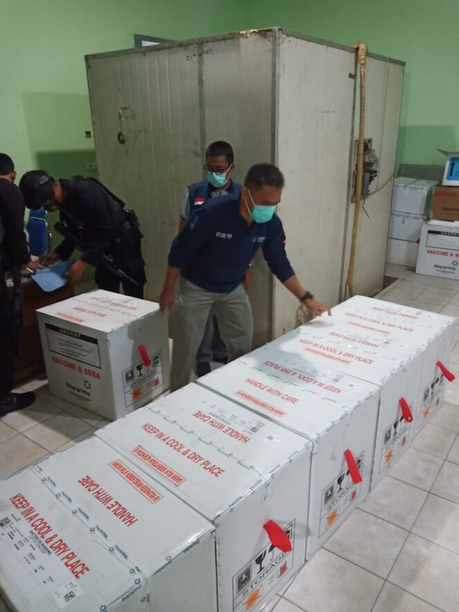 
					Suasana para petugas Dinkes Sumsel menyusun Vaksin Sinovac (Dok. Dinkes Sumsel) 