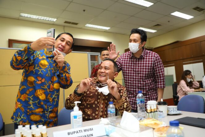 
					Curhat ke Dodi Reza, Wali Kota Lubuklinggau Minta Bantuan Operasi Warganya