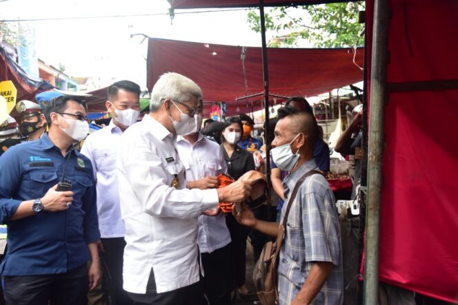 
					Mawardi Yahya Bagi-Bagi Masker di Pasar 16 Ilir Palembang