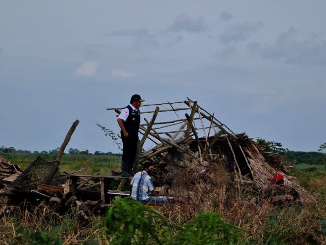 
					Herman Deru Bawa Bantuan Naik Perahu untuk Korban Puting Beliung di Ogan Ilir